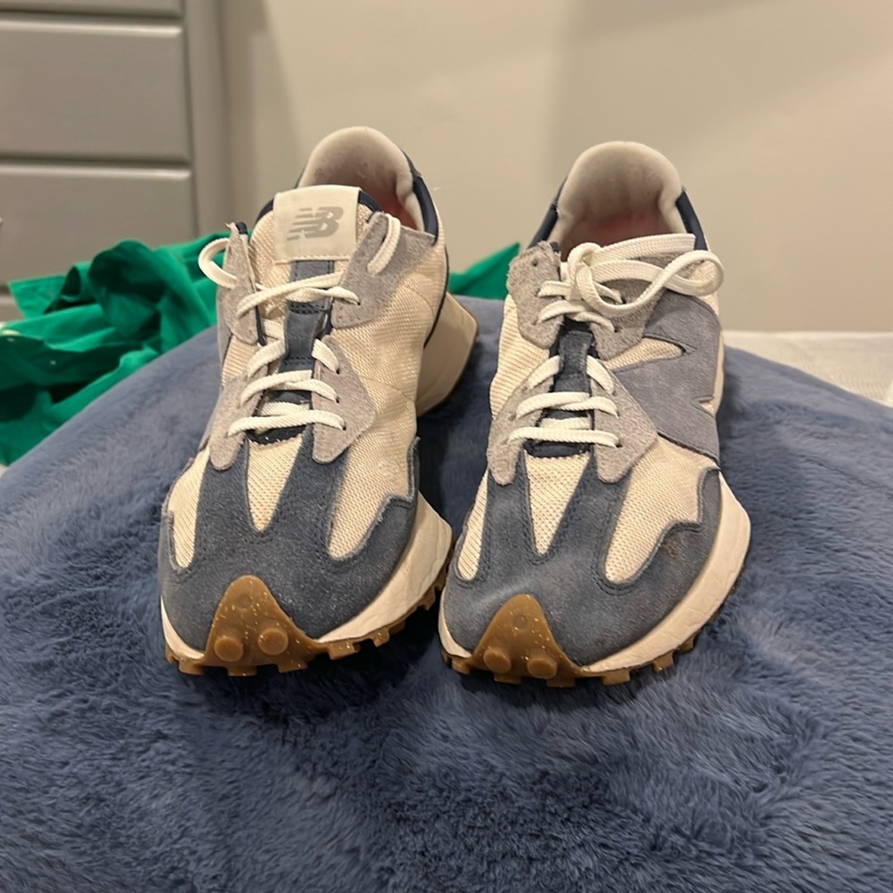 Womens 327 new balance sneaker size 9